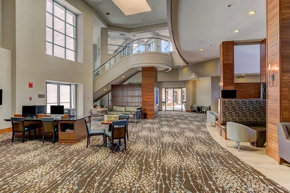 Hilton Phoenix Airport 3*,